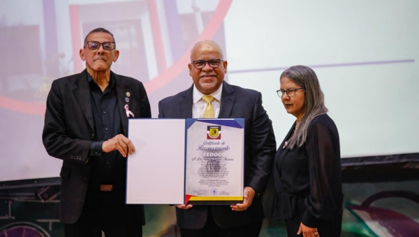 Fabricio Gómez Mazara recibe reconocimiento de Federación Dominicana de Cosmetología en la UASD